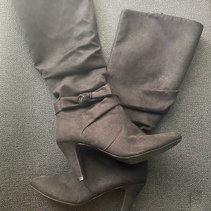 Brand new east 5th heels with bow